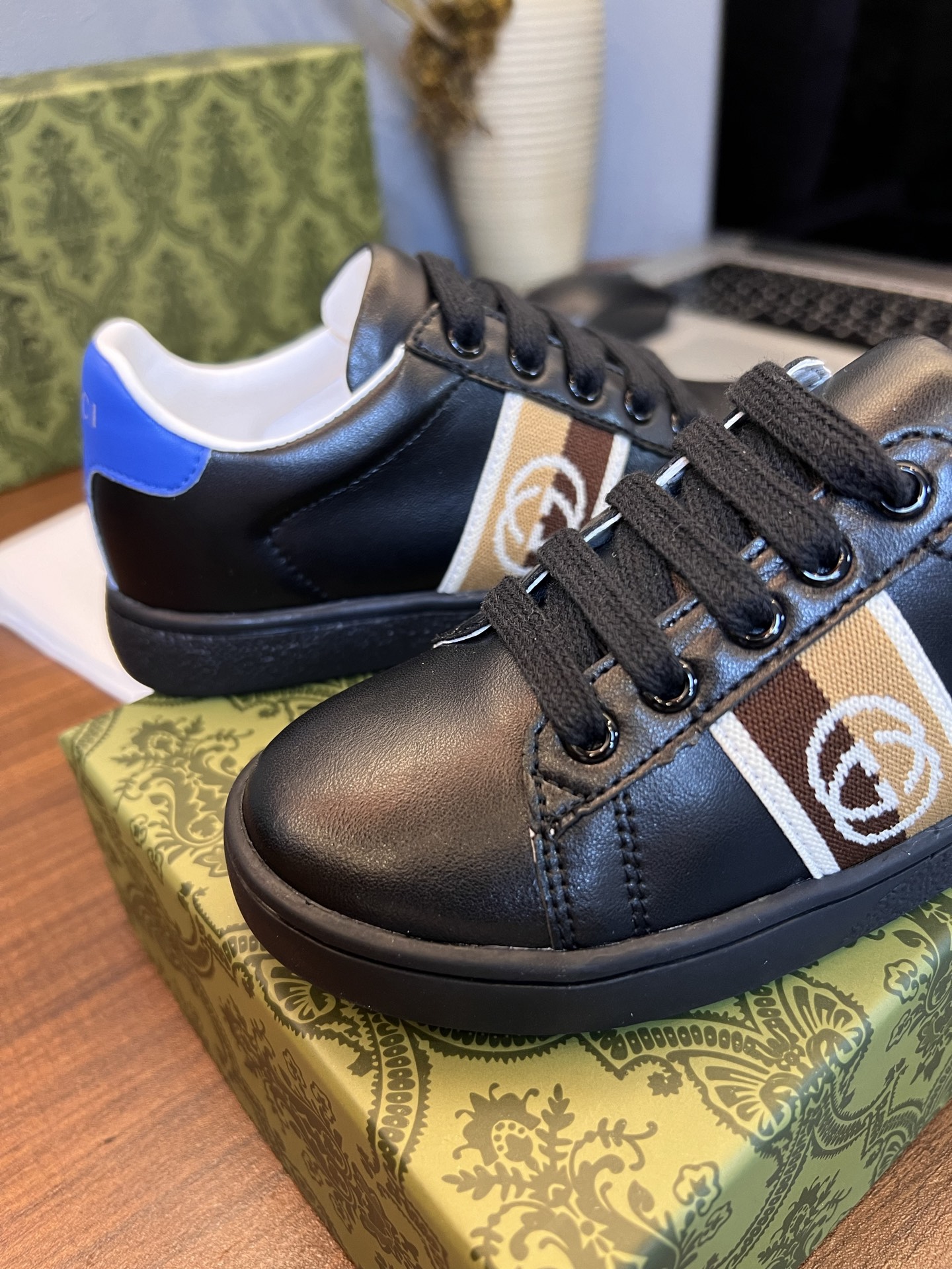Children's shoes child